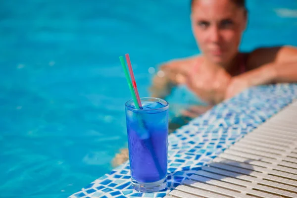 Menina com coquetel perto da piscina — Fotografia de Stock