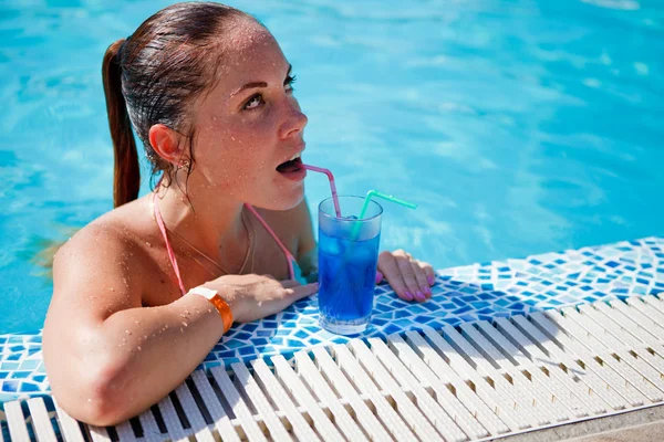 Ragazza con cocktail vicino alla piscina — Foto Stock