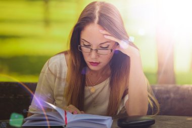 Kitap okuma, parkta kızla