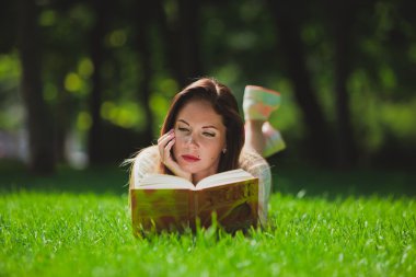 kitap çim ile kız