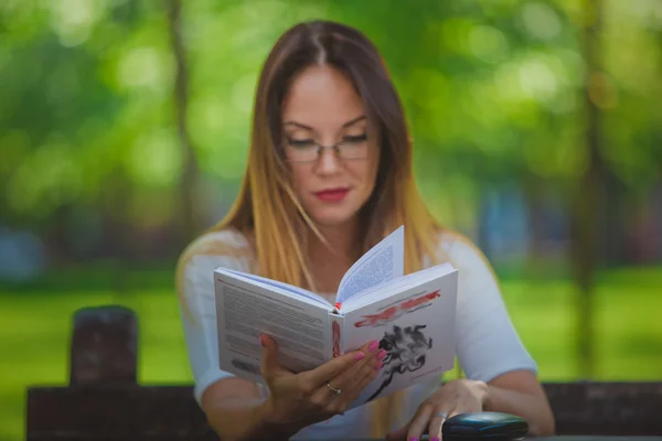 Mädchen mit Buchlesung im Park — Stockfoto