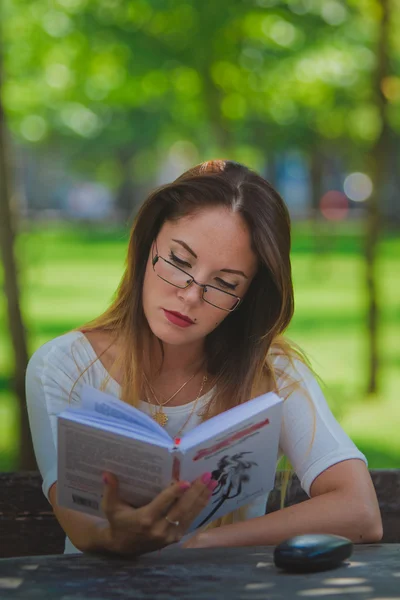 Mädchen mit Buchlesung im Park — Stockfoto