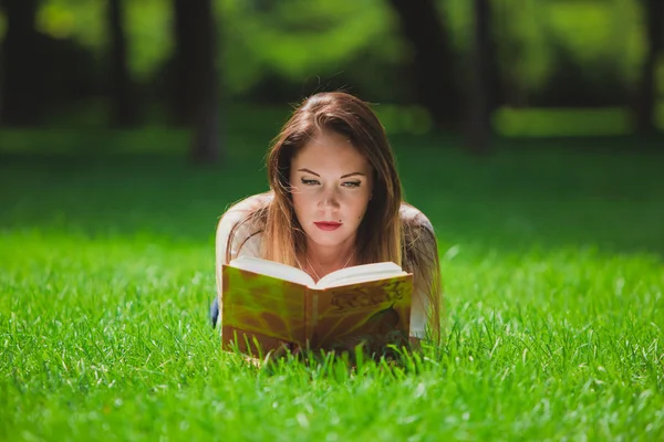 Κορίτσι με το βιβλίο στο γρασίδι — Φωτογραφία Αρχείου