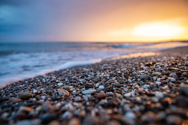 Meeresküste Bei Sonnenuntergang Mit Steinen — Stockfoto