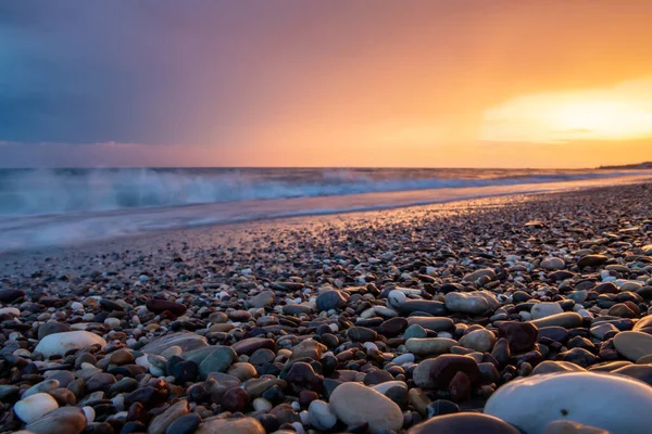 Côte Mer Coucher Soleil Avec Des Pierres — Photo