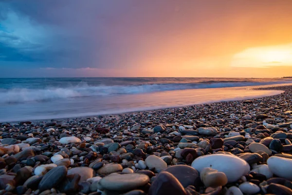 Côte Mer Coucher Soleil Avec Des Pierres — Photo