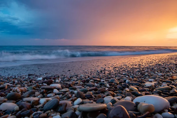 Meeresküste Bei Sonnenuntergang Mit Steinen — Stockfoto