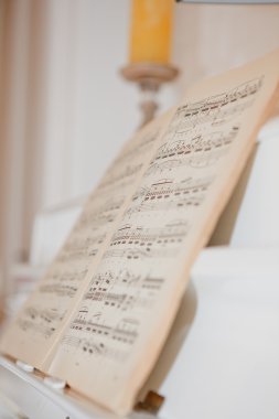 Notları ile beyaz piyano