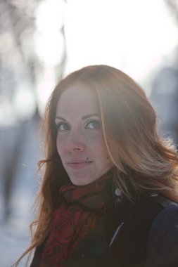 uzun saçlı poz ile güzel kız