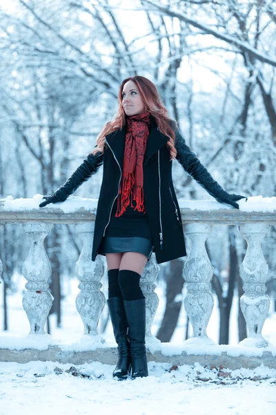 Mooi meisje met lange haren poseren — Stockfoto