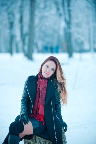 Mooi meisje met lange haren poseren — Stockfoto