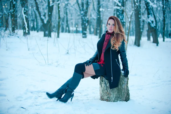 Mooi meisje met lange haren poseren — Stockfoto