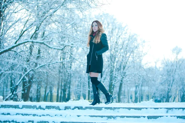 Bella ragazza con i capelli lunghi in posa — Foto Stock