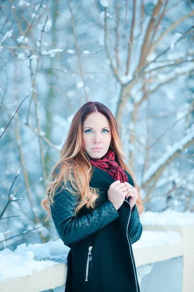 Красива дівчина в зимовому одязі — стокове фото