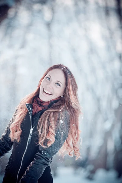 Счастливая девушка со снегом — стоковое фото