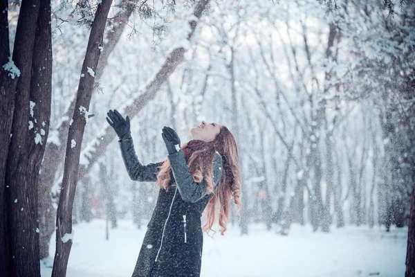 雪で幸せな女の子 — ストック写真