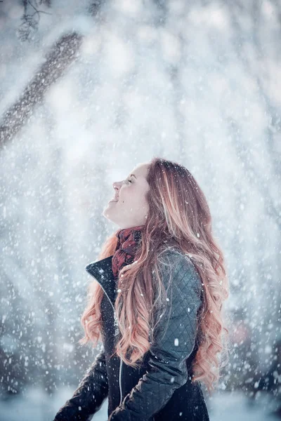 Ευτυχισμένος κορίτσι με χιόνι — Φωτογραφία Αρχείου