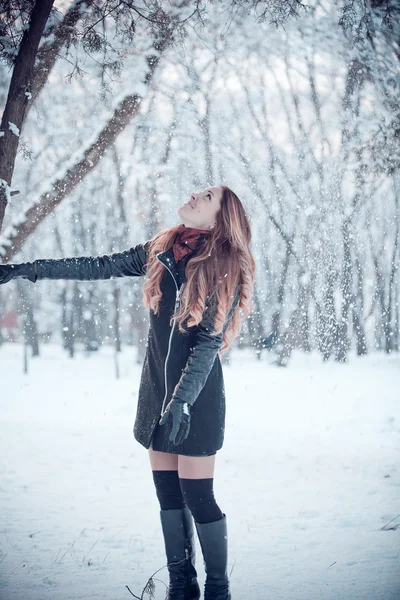 Ευτυχισμένος κορίτσι με χιόνι — Φωτογραφία Αρχείου