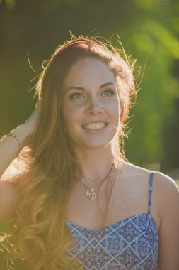 Yaz güneşte gülümseyen güzel kız