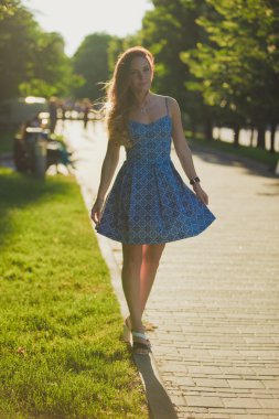 Yaz güneşte güzel kız