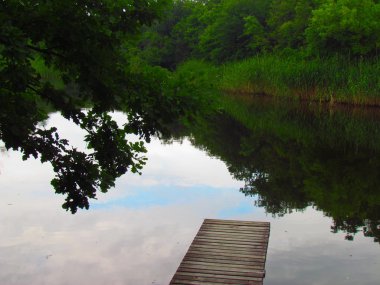 bir nehir üzerinde ahşap iskele