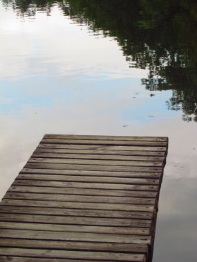 bir nehir üzerinde ahşap iskele