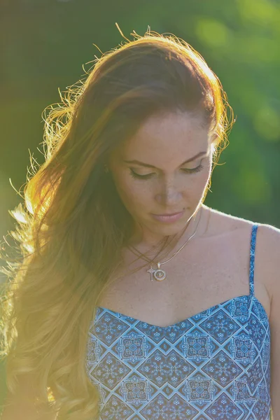 Menina bonita no sol de verão — Fotografia de Stock