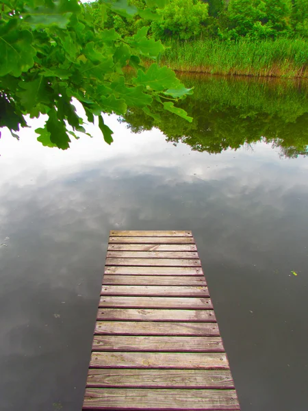 Drewniane molo nad rzeką — Zdjęcie stockowe