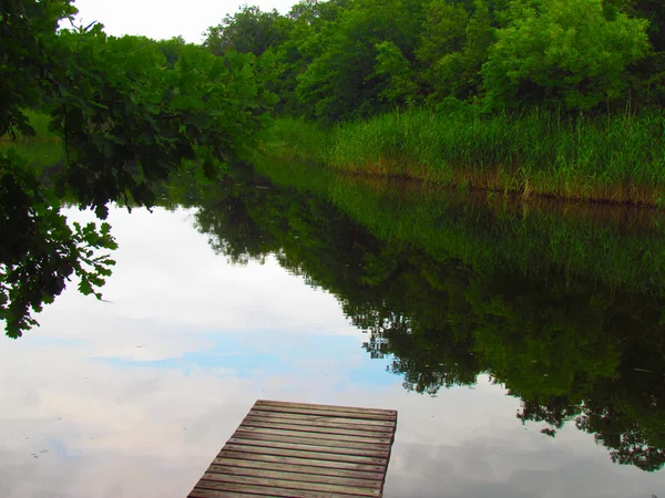 Drewniane molo nad rzeką — Zdjęcie stockowe