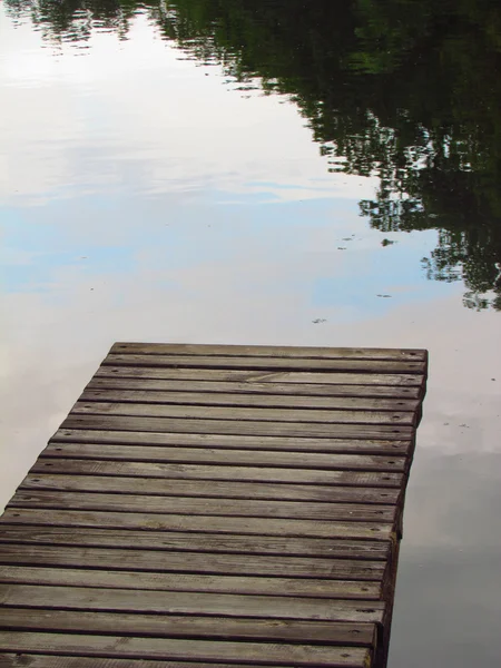 Träpiren över en flod — Stockfoto