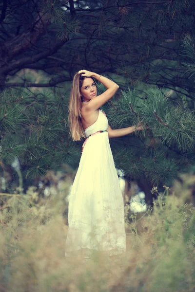 Menina com cabelos longos na floresta — Fotografia de Stock