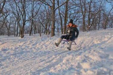 Kız slading kışın