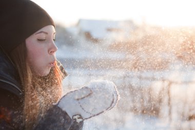 kar üzerinde üfleme kız