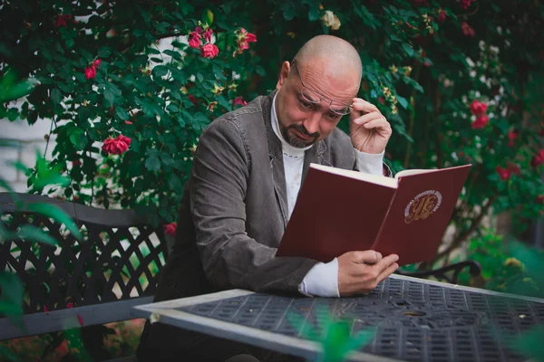 Mann mit Buch — Stockfoto