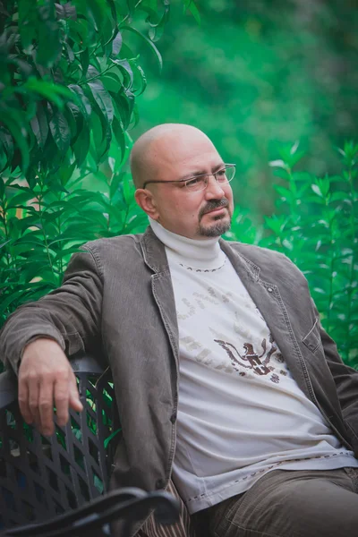 yaşlı adam siting