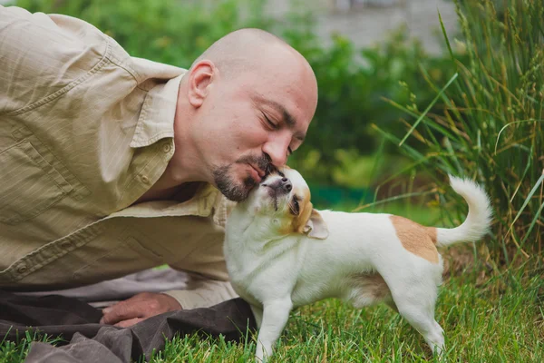 Köpekle oynayan adam.