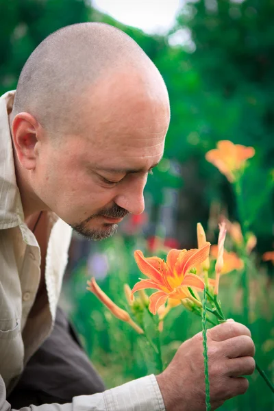 Homem com flor — Fotografia de Stock