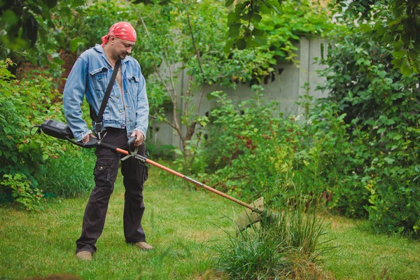 Jardinero en verano —  Fotos de Stock