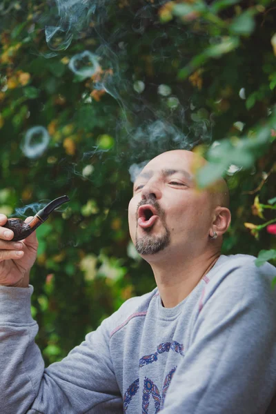 Hombre fumar ourdoor —  Fotos de Stock