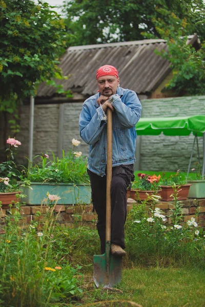 Hombre trabajando en el patio —  Fotos de Stock