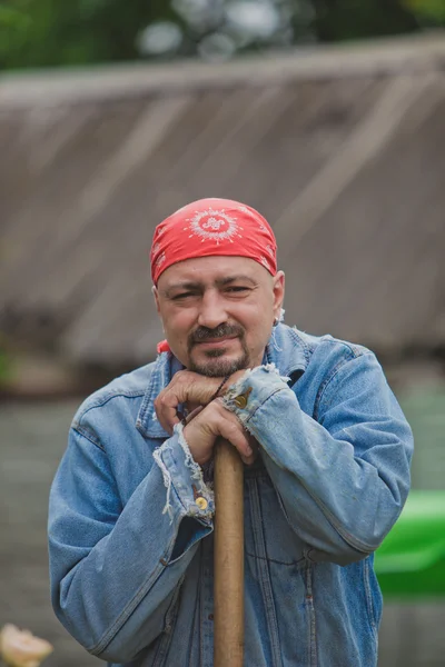 bir kürek ile adam