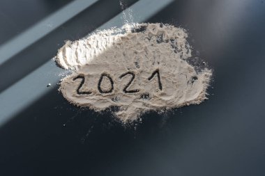 Tezgahın üzerinde un yazılıydı.