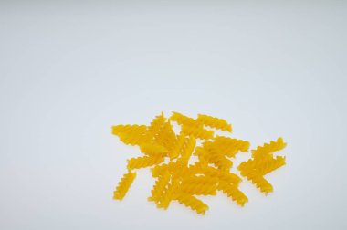 parlak arkaplanda makarna