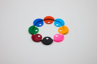 Ofis için renkli plastikler.