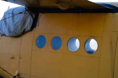 Eski havaalanına doğru yürü.