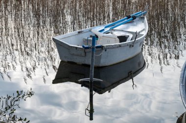 Gölde beyaz bir tekne