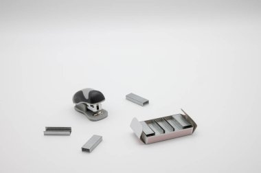 Beyaz arka planda zımba ve zımba.