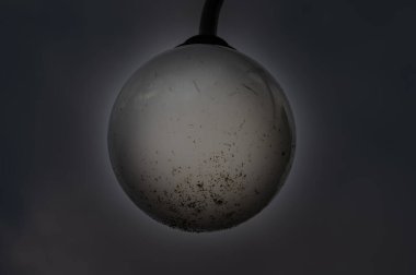 Gökyüzüne karşı beyaz lamba