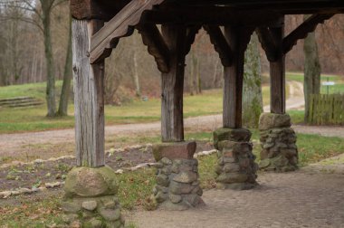 Ahşap çatının eski ahşap destekleri