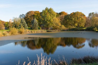 Küçük bir köyde gün batımı ve yürüyüş